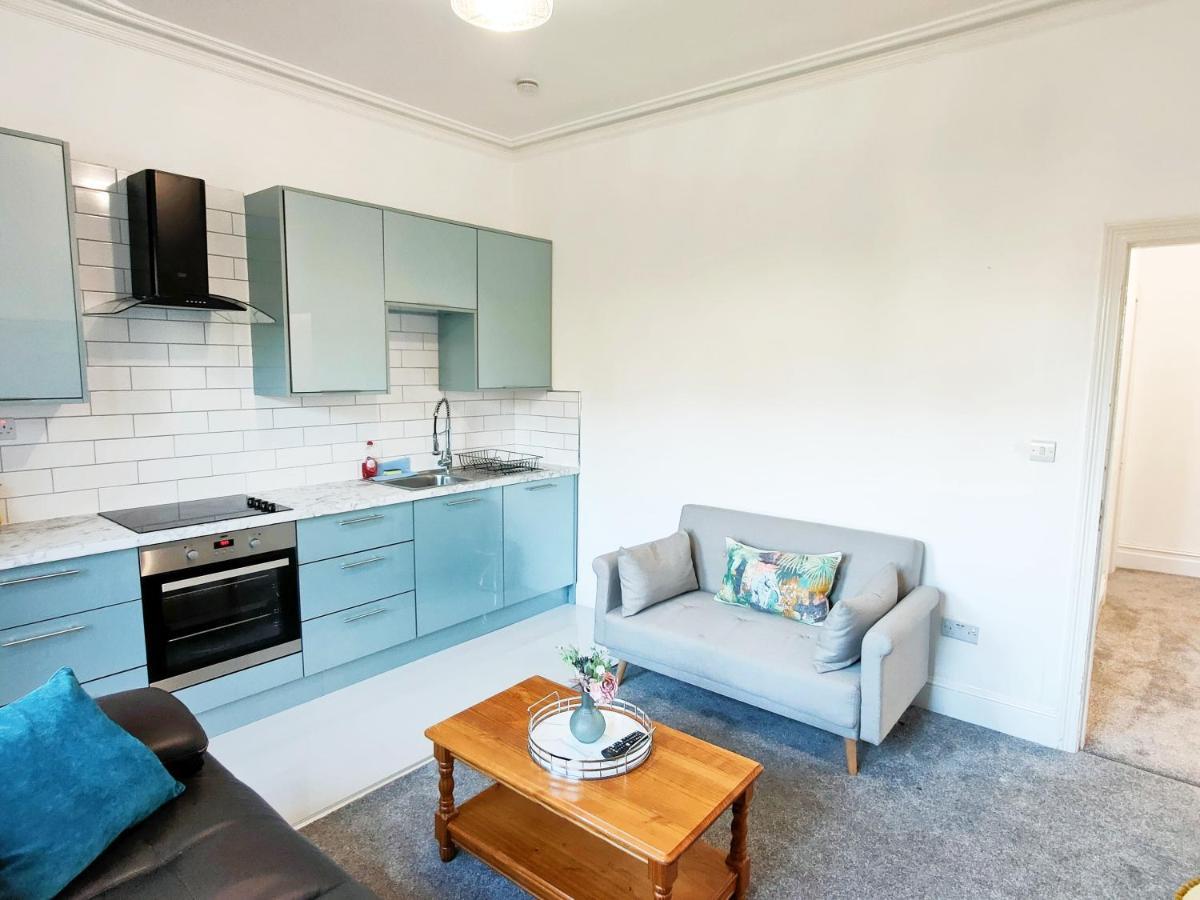 Flat-c, 4 Adults, 20 Mins To Beach, Netflix, Wifi, Sleeps 4 Adults Apartment Bournemouth